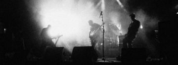 OMSQ share their introspective vision of heavy music on their latest double LP “Thrust/Parry”, while their live performances were described as “an instrumental terror”